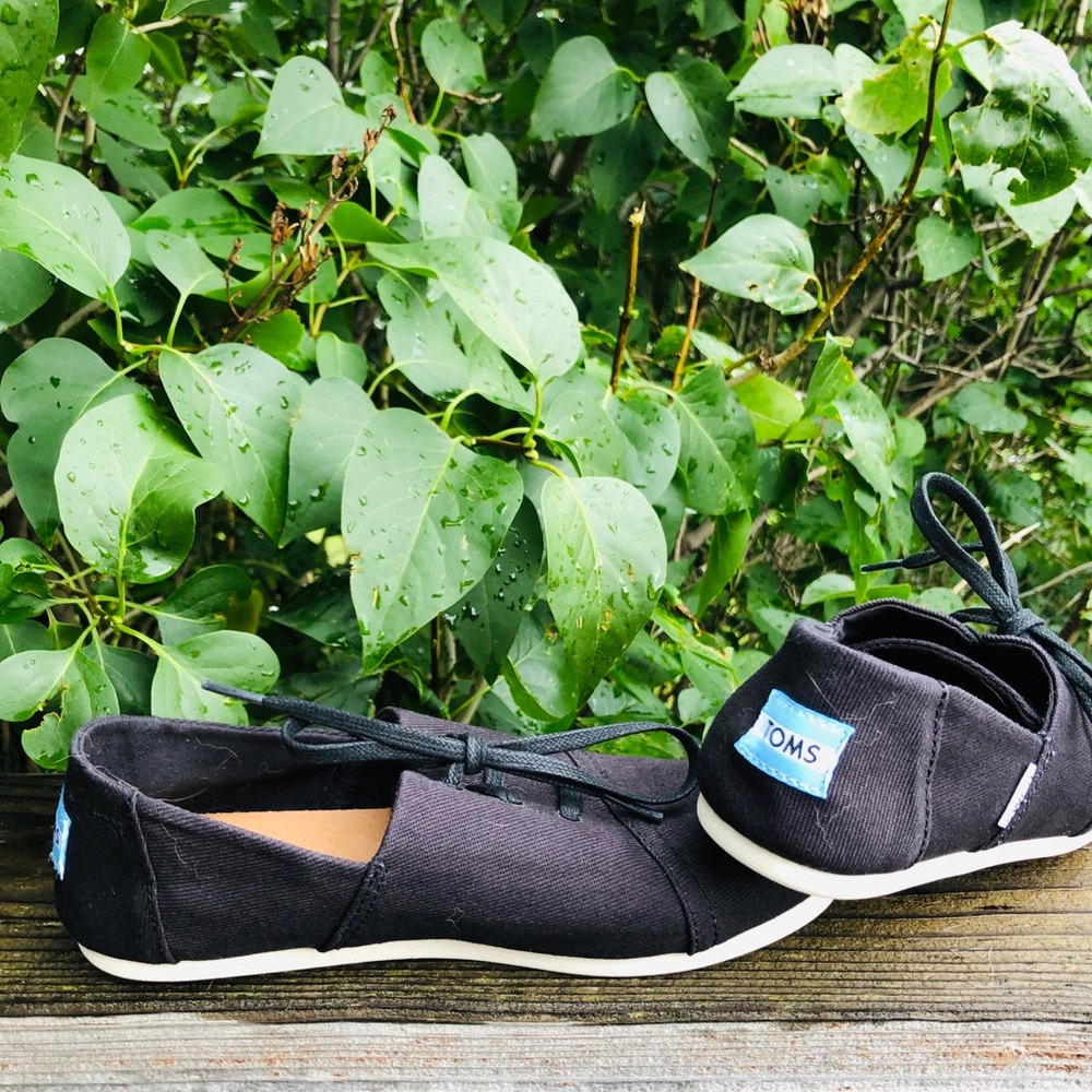 Toms lace up flats